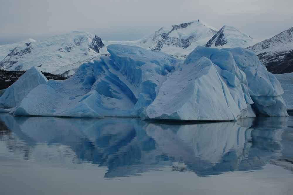 Argentina 064 - parque nacional de los glaciares - lago Argentino - iceberg.jpg